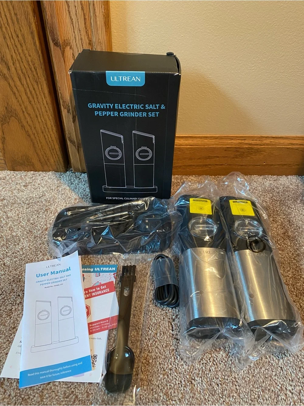 Black & Silver Electric Salt and Pepper Grinder Set
